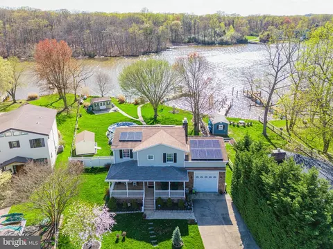 6829 S River Dr, Middle River, MD 21220
