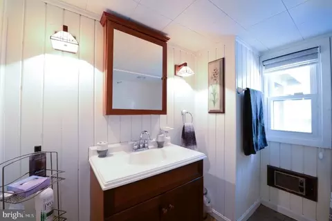 Bath - 18350 Falls Rd, Hampstead, MD 21074 photo 1 of 4