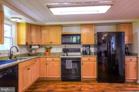 Kitchen - 18350 Falls Rd, Hampstead, MD 21074 photo 1 of 2