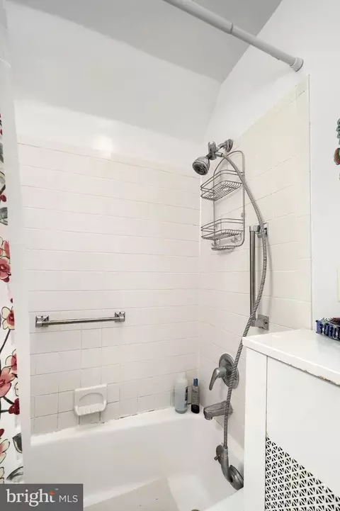 Bath - 615 Dunkirk Rd, Baltimore, MD 21212 photo 2 of 4