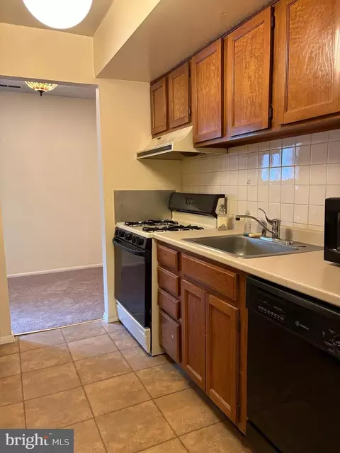 Kitchen - 9 Windblown Ct #101, Baltimore, MD 21209 photo 2 of 2
