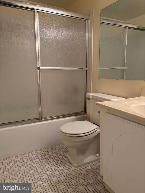 Bath - 9 Windblown Ct #101, Baltimore, MD 21209 photo 1 of 1