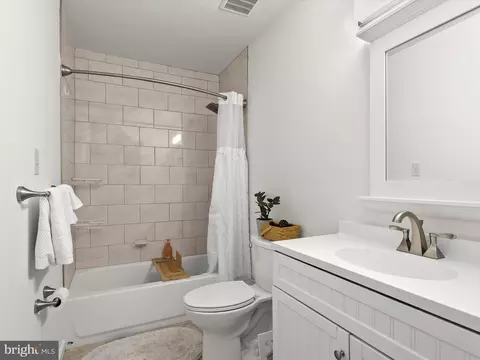 Bath - 10 Lochwynd Ct, Phoenix, MD 21131 photo 4 of 4