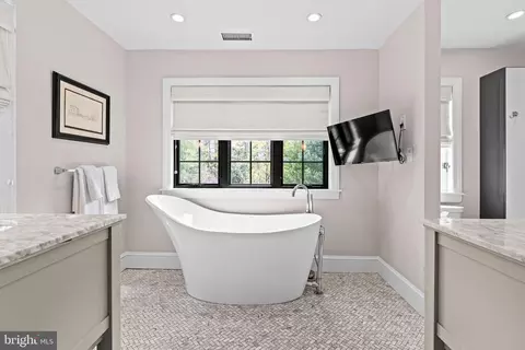 Bath - 1846 Circle Rd, Towson, MD 21204 photo 3 of 8