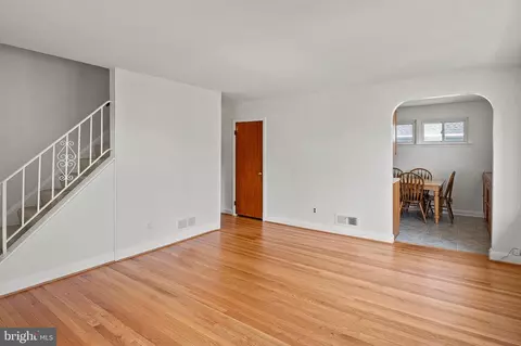 318 4th Ave, Lansdowne, MD 21227 photo 4