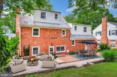 8205 Robin Hood Ct, Towson, MD 21204