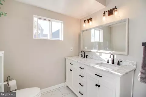 Bath - 650 Orpington Rd, Baltimore, MD 21229 photo 3 of 5