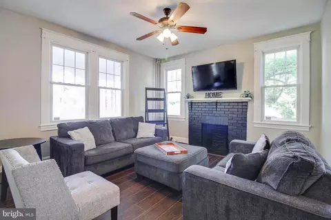 Living - 650 Orpington Rd, Baltimore, MD 21229 photo 3 of 4
