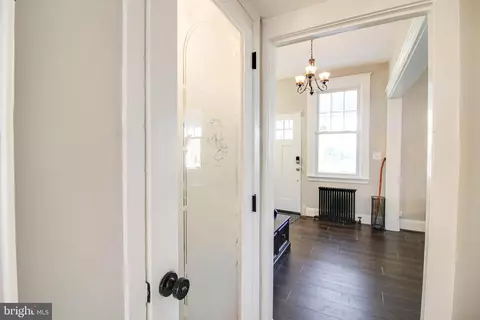 Entry Way - 650 Orpington Rd, Baltimore, MD 21229 photo 3 of 9