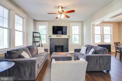 Living - 650 Orpington Rd, Baltimore, MD 21229 photo 1 of 4