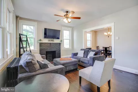 Living - 650 Orpington Rd, Baltimore, MD 21229 photo 2 of 4
