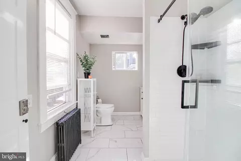 Entry Way - 650 Orpington Rd, Baltimore, MD 21229 photo 4 of 9