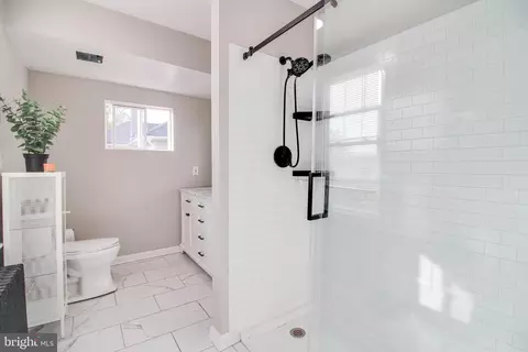 Bath - 650 Orpington Rd, Baltimore, MD 21229 photo 2 of 5