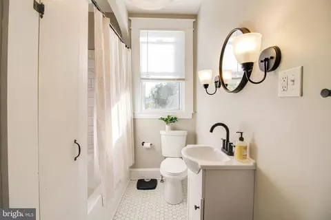 Bath - 650 Orpington Rd, Baltimore, MD 21229 photo 1 of 5