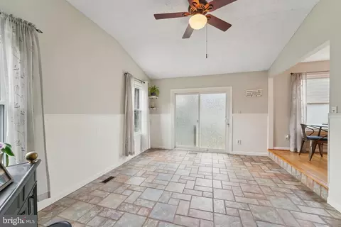 Entry Way - 39 Winehurst Rd, Catonsville, MD 21228 photo 3 of 4