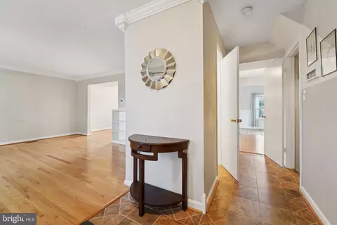 Entry Way - 39 Winehurst Rd, Catonsville, MD 21228 photo 2 of 4