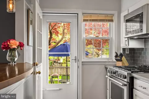 Entry Way - 424 Chumleigh Rd, Baltimore, MD 21212 photo 2 of 3