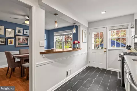 Entry Way - 424 Chumleigh Rd, Baltimore, MD 21212 photo 1 of 3