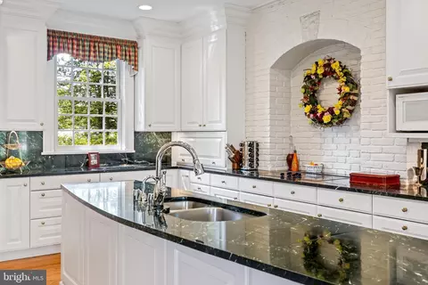 Kitchen - 508 Hampton Ln, Towson, MD 21286 photo 5 of 6