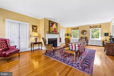 Living - 508 Hampton Ln, Towson, MD 21286 photo 2 of 8