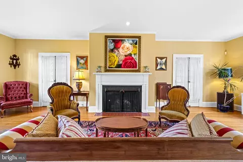 Living - 508 Hampton Ln, Towson, MD 21286 photo 3 of 8