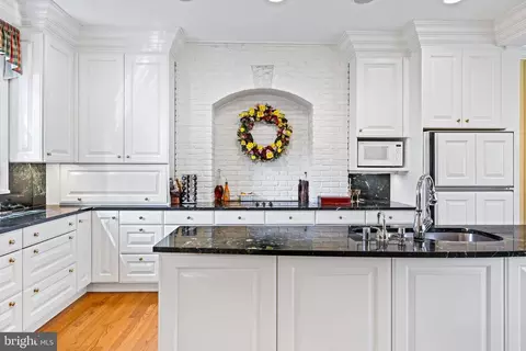 Kitchen - 508 Hampton Ln, Towson, MD 21286 photo 2 of 6