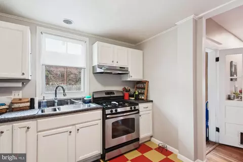 Entry Way - 4402 Highview Ave, Baltimore, MD 21229 photo 4 of 6