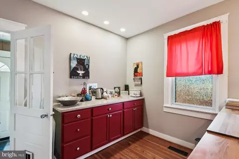 Entry Way - 4402 Highview Ave, Baltimore, MD 21229 photo 2 of 6