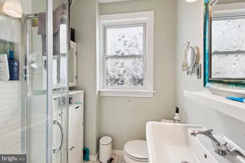 Bath - 4402 Highview Ave, Baltimore, MD 21229 photo 1 of 2