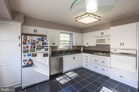 Kitchen - 2518 Willow Glen Dr, Baltimore, MD 21209 photo 2 of 3