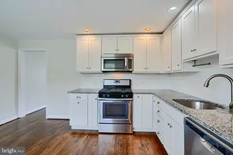 Kitchen - 2208 Searles Rd, Dundalk, MD 21222 photo 4 of 5