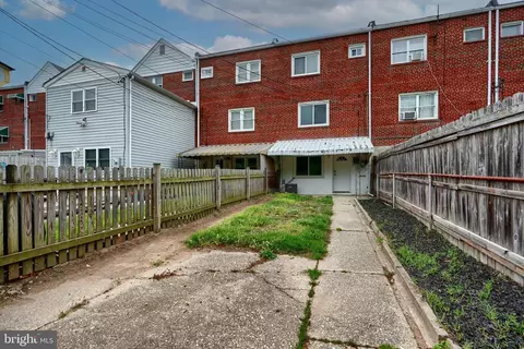 Exterior - 2208 Searles Rd, Dundalk, MD 21222 photo 4 of 5
