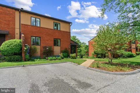 16 Lacosta Ct, Towson, MD 21204