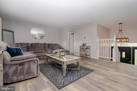 Entry Way - 5513 Daybreak Ter, Baltimore, MD 21206 photo 1 of 2