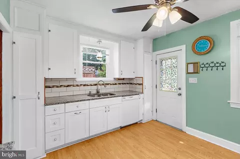 Kitchen - 1209 Maiden Choice Ln, Baltimore, MD 21229 photo 2 of 5