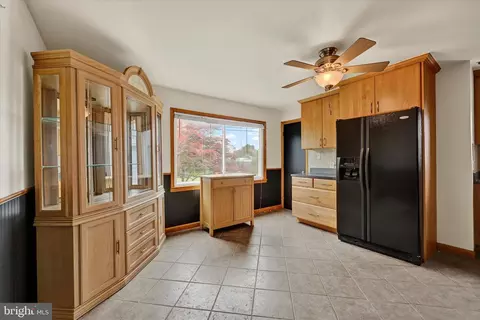 Kitchen - 2622 Sparrows Point Rd, Sparrows Point, MD 21219 photo 2 of 3