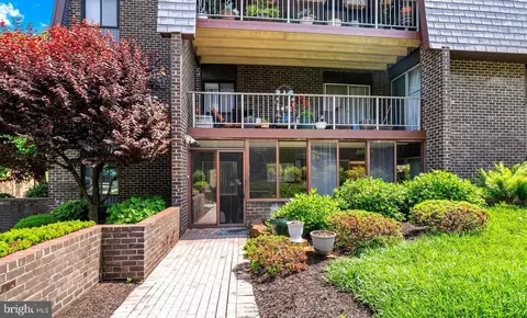 10 Stonehenge Cir #1, Pikesville, MD 21208