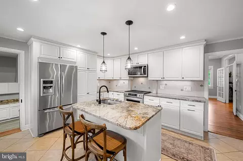 Kitchen - 1602 S Rolling Rd, Halethorpe, MD 21227 photo 4 of 5