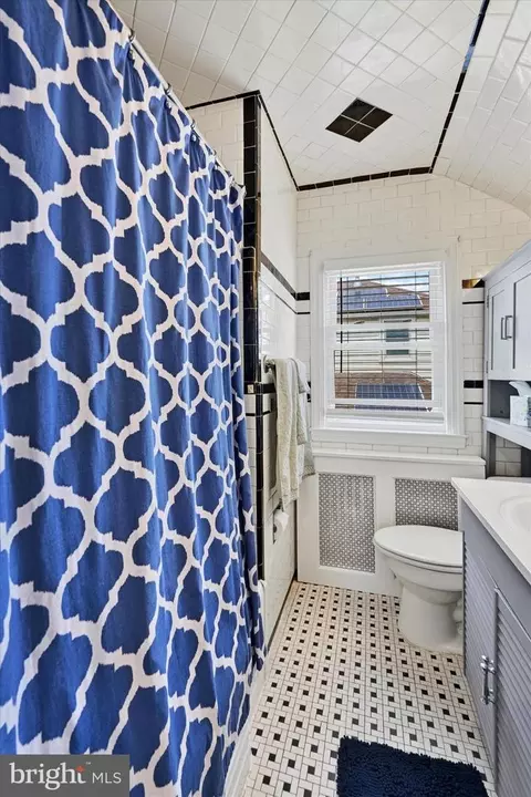 Bath - 619 Warwick Rd, Baltimore, MD 21229 photo 2 of 2