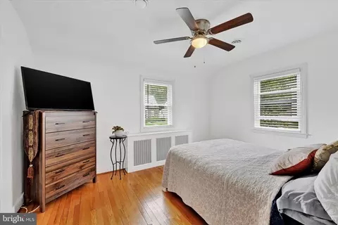Bedroom - 619 Warwick Rd, Baltimore, MD 21229 photo 4 of 9