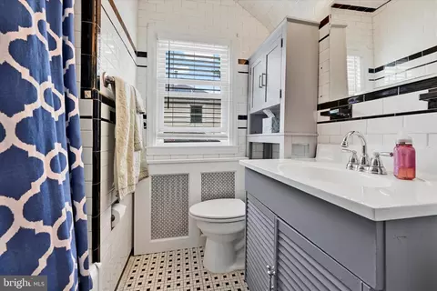 Bath - 619 Warwick Rd, Baltimore, MD 21229 photo 1 of 2