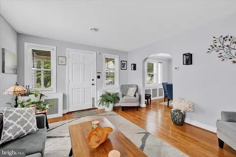 Entry Way - 619 Warwick Rd, Baltimore, MD 21229 photo 1 of 2