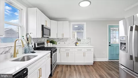 Entry Way - 2910 Salisbury Ave, Sparrows Point, MD 21219 photo 10 of 14