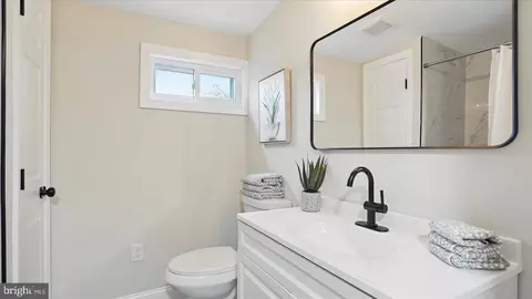 Bath - 2910 Salisbury Ave, Sparrows Point, MD 21219 photo 3 of 4