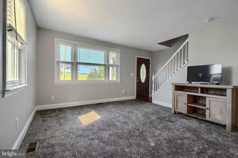 Living - 5221 Trumps Mill Rd, Baltimore, MD 21206 photo 3 of 4
