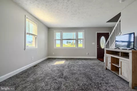 Living - 5221 Trumps Mill Rd, Baltimore, MD 21206 photo 2 of 4