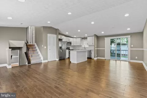 Living - 507 Fuselage Ave, Essex, MD 21221 photo 2 of 4
