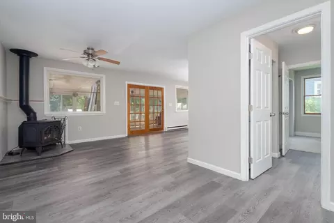 Living - 6835 S River Dr, Middle River, MD 21220 photo 5 of 12