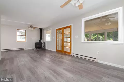 Living - 6835 S River Dr, Middle River, MD 21220 photo 10 of 12