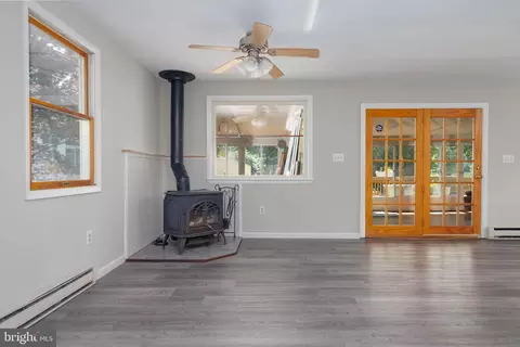 Living - 6835 S River Dr, Middle River, MD 21220 photo 6 of 12